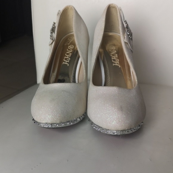 Amazing Shoes - Picture 3 of 12